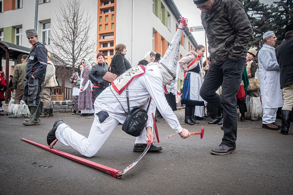 Jókedvvel, mulatással dugták el a Marost 